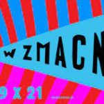 plakat z napisem czytanie wzmacnia, różnokolorowy